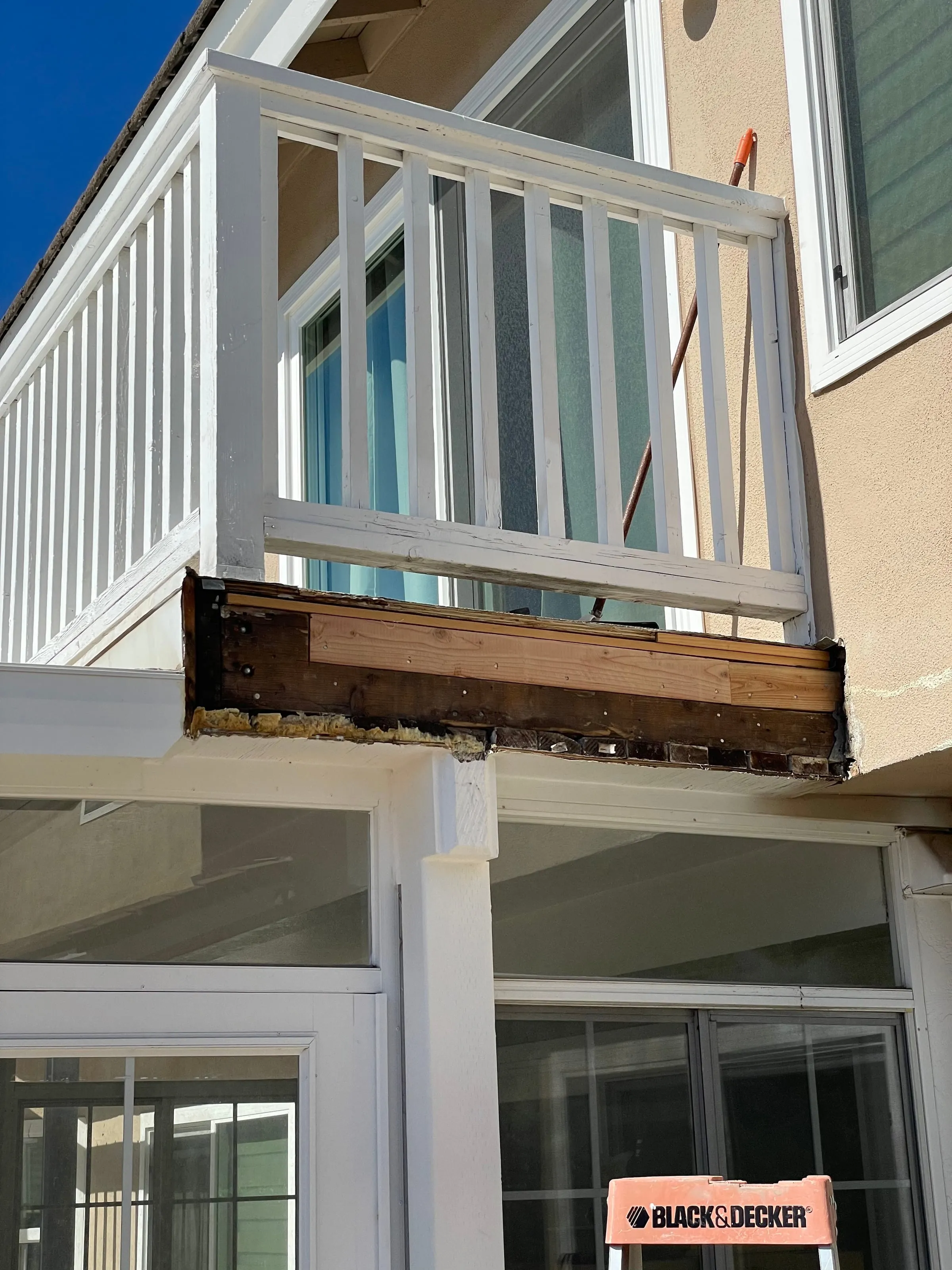 拆除前 — 底部木梁腐烂暴露