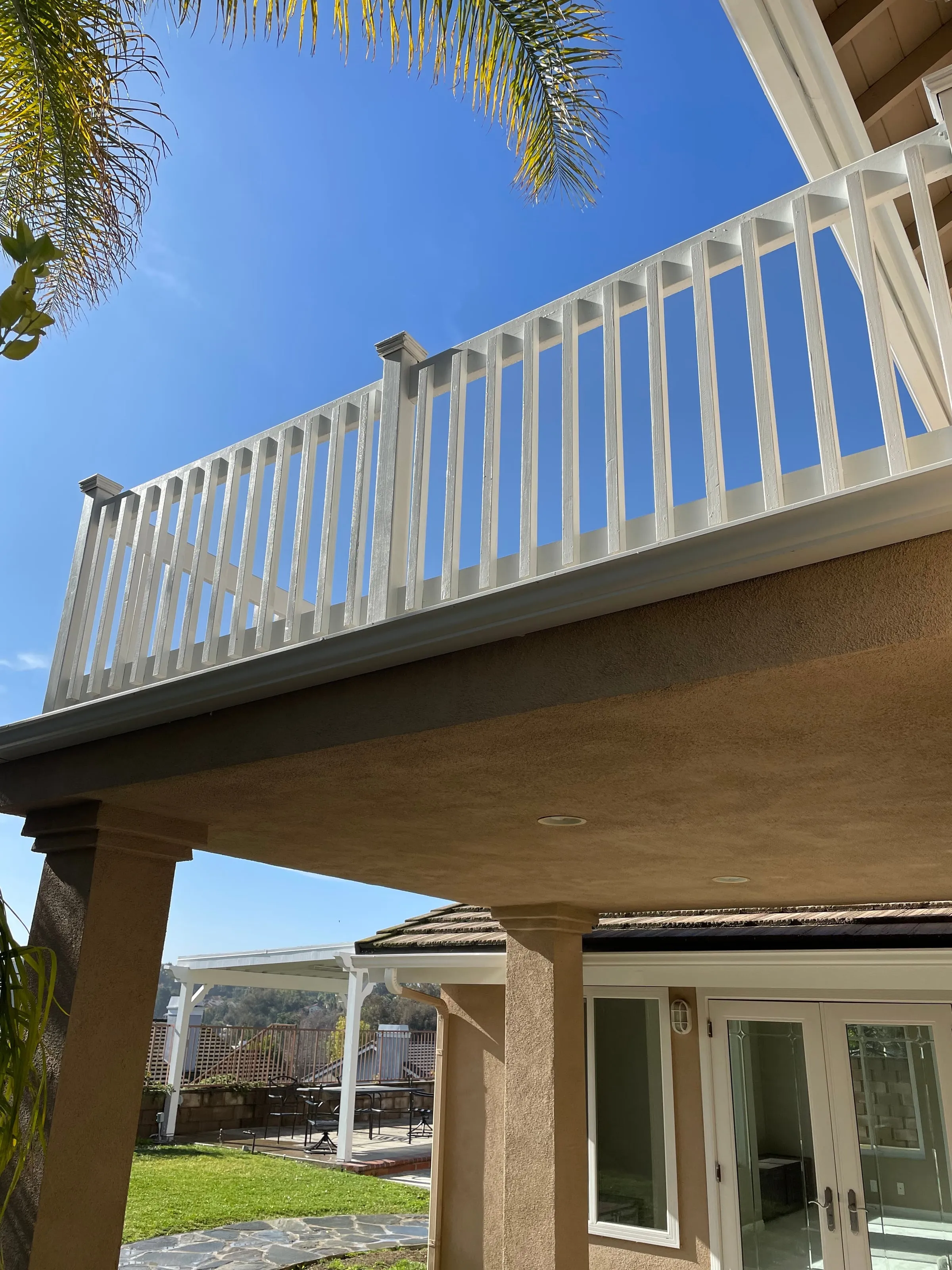 完工 — 白色栏杆侧角