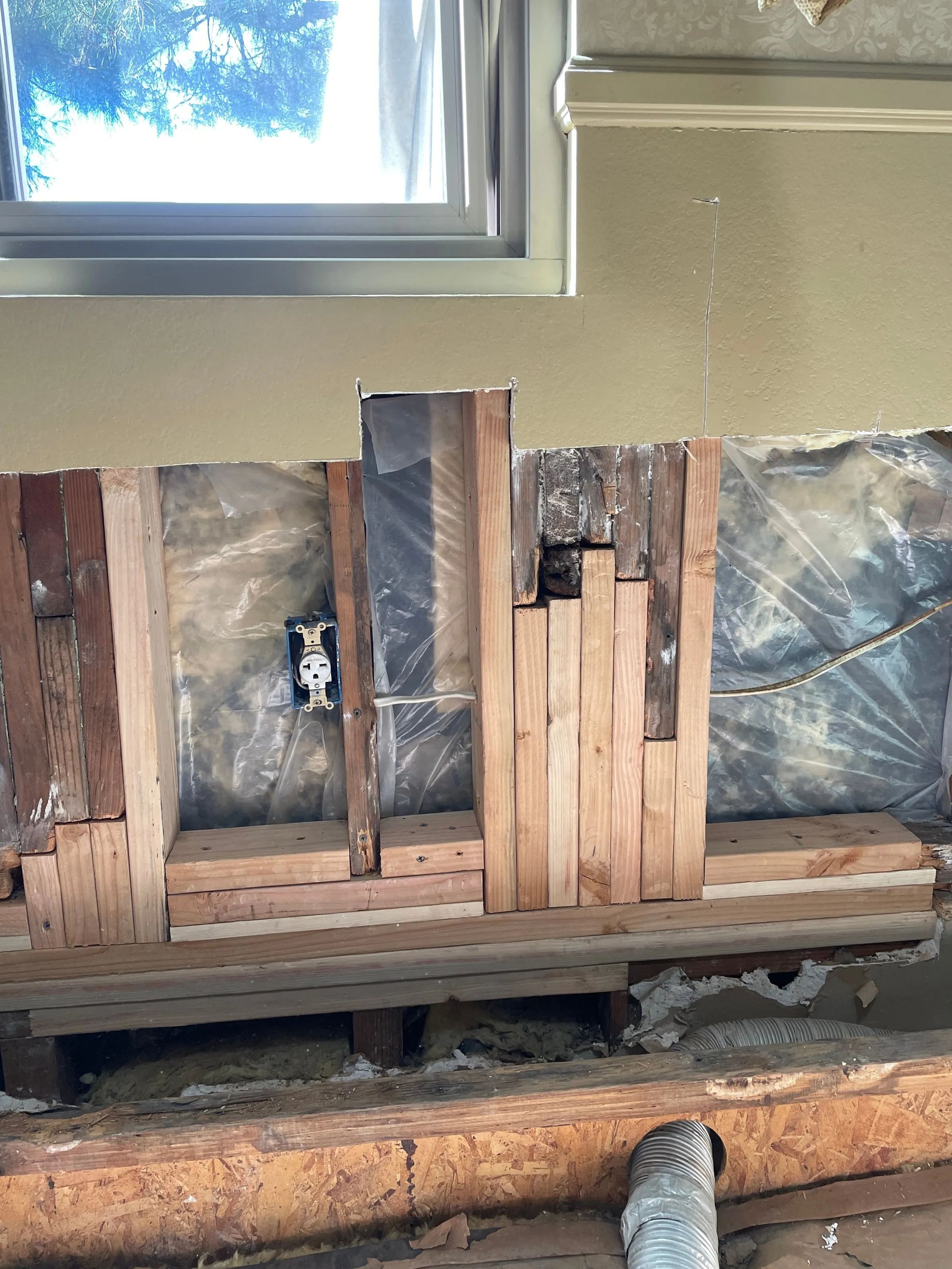 拆开前 — 窗下隔热棉发霉