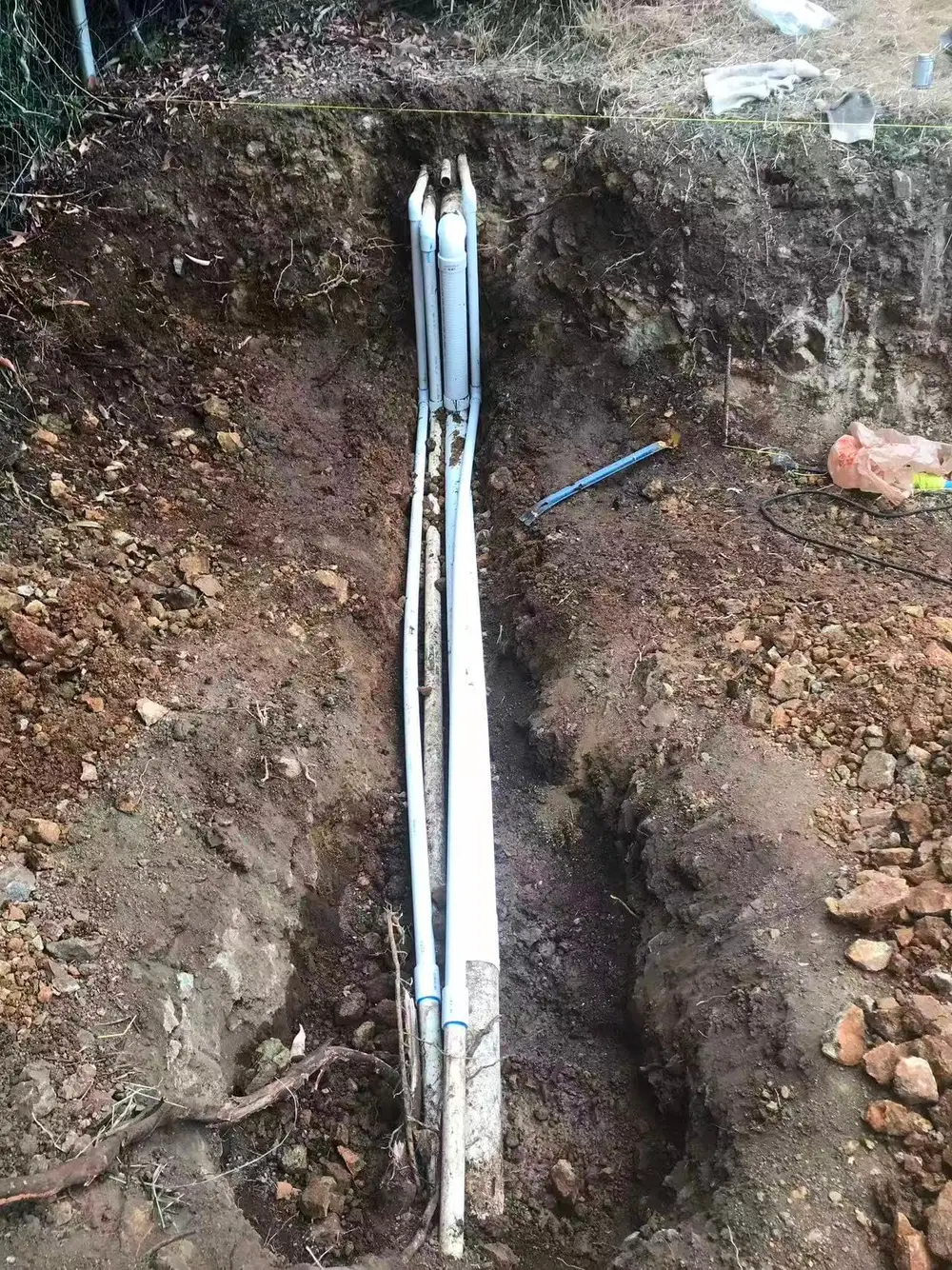 施工中 — 开沟埋设排水与灌溉管线